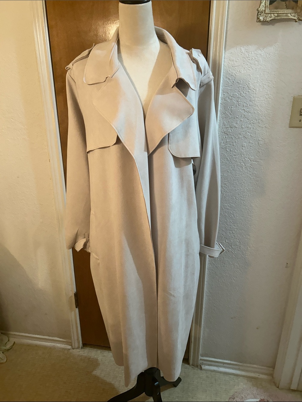 Tahari Light Beige Long Trench Coat. NWOT. XL So Soft!!